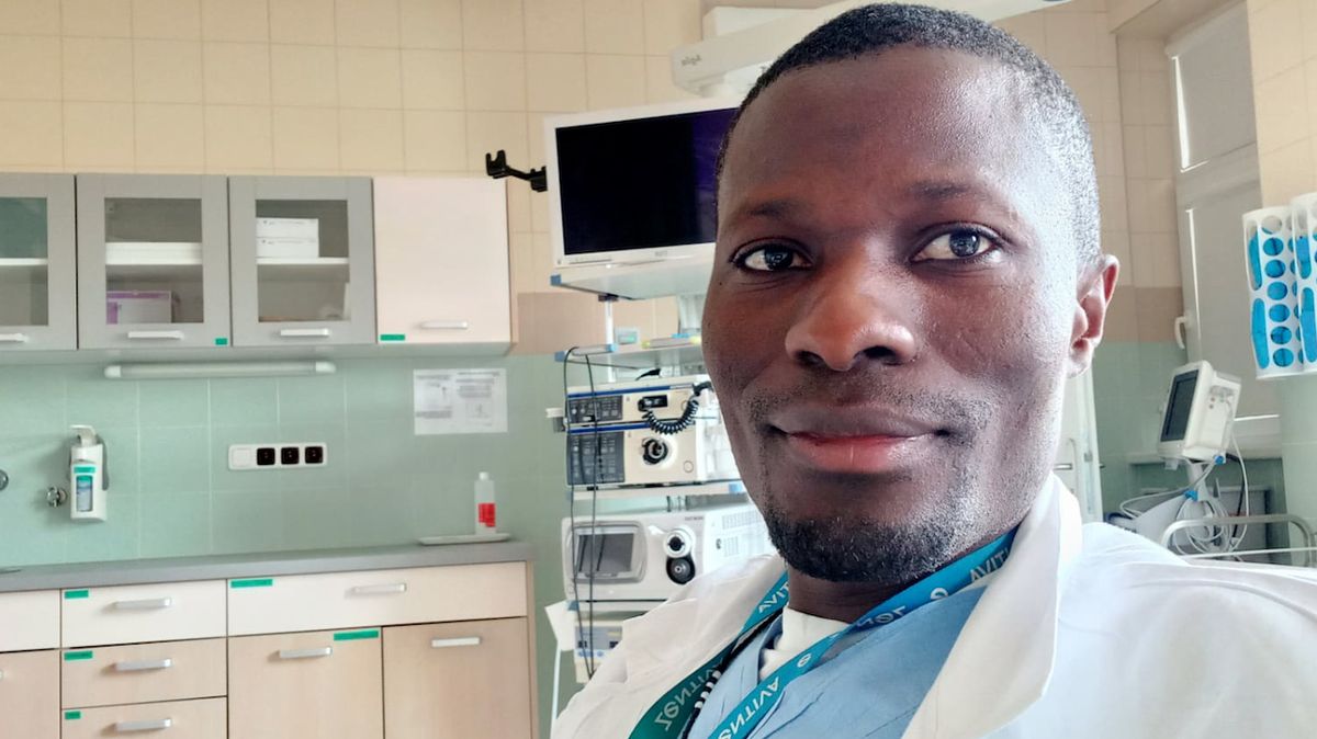 Lékař z Keni zachraňuje životy nemocných v Příbrami. Svou práci by neměnil